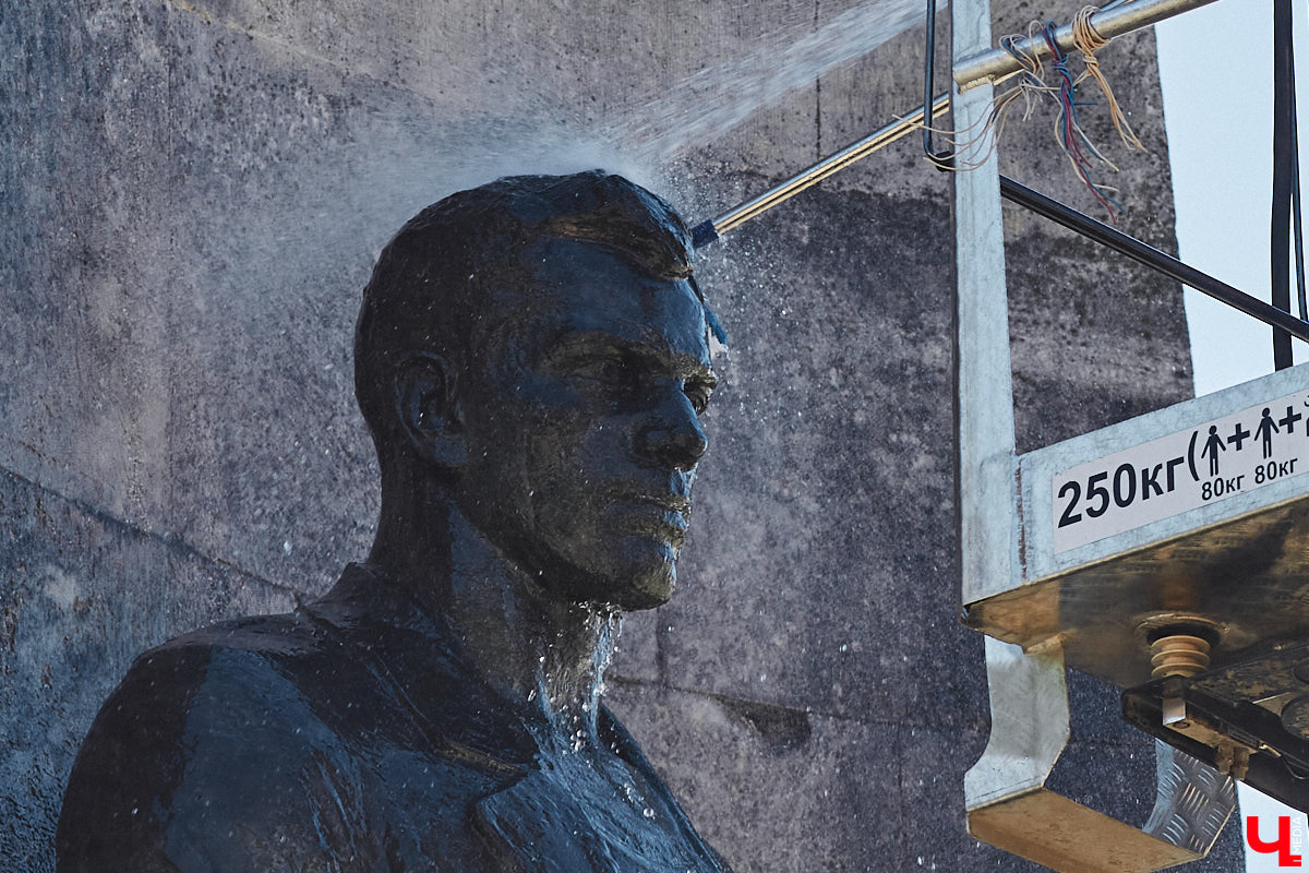 На Соборной площади отмыли от грязи монумент, открытый в 60-е годы в честь 850-летия Владимира. Процедура это традиционная, но наблюдать за ней всегда интересно. Специалисты поднялись наверх с помощью автовышки и щеткой прошлись по фигурам «трех лентяев».