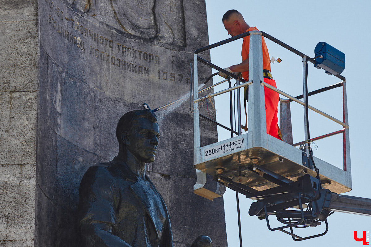 На Соборной площади отмыли от грязи монумент, открытый в 60-е годы в честь 850-летия Владимира. Процедура это традиционная, но наблюдать за ней всегда интересно. Специалисты поднялись наверх с помощью автовышки и щеткой прошлись по фигурам «трех лентяев».
