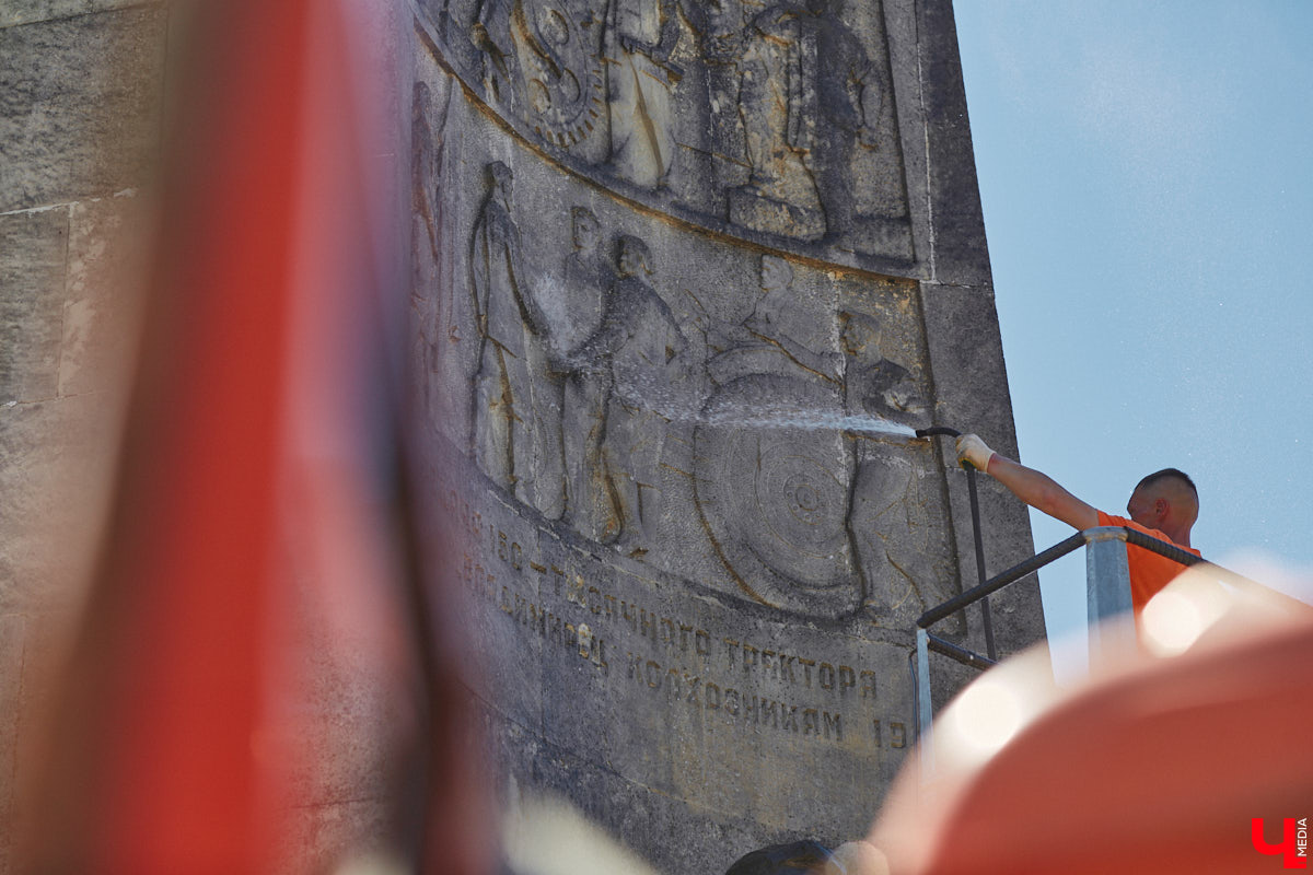 На Соборной площади отмыли от грязи монумент, открытый в 60-е годы в честь 850-летия Владимира. Процедура это традиционная, но наблюдать за ней всегда интересно. Специалисты поднялись наверх с помощью автовышки и щеткой прошлись по фигурам «трех лентяев».