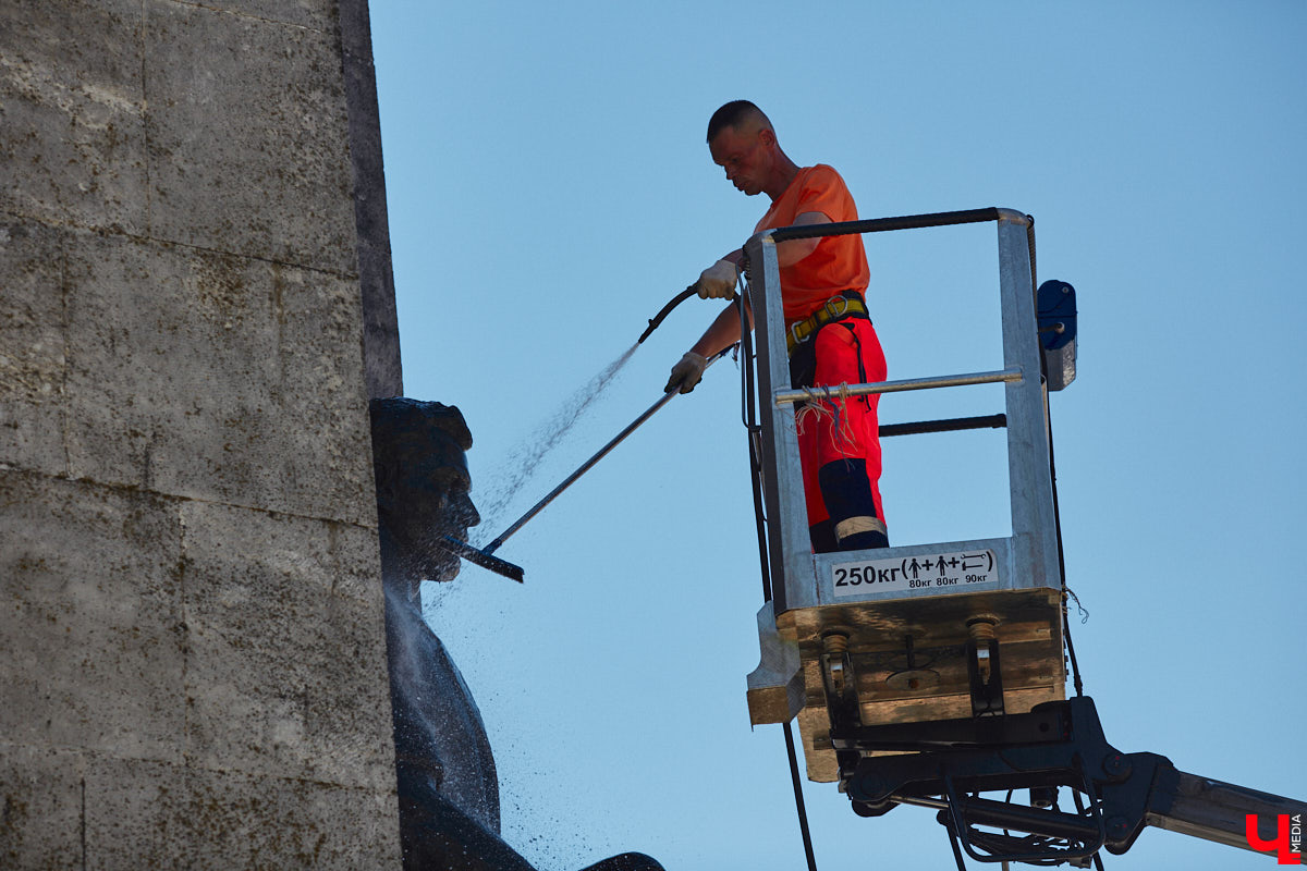 На Соборной площади отмыли от грязи монумент, открытый в 60-е годы в честь 850-летия Владимира. Процедура это традиционная, но наблюдать за ней всегда интересно. Специалисты поднялись наверх с помощью автовышки и щеткой прошлись по фигурам «трех лентяев».