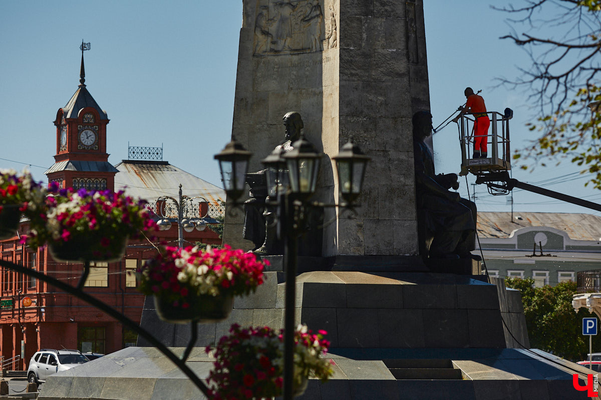 На Соборной площади отмыли от грязи монумент, открытый в 60-е годы в честь 850-летия Владимира. Процедура это традиционная, но наблюдать за ней всегда интересно. Специалисты поднялись наверх с помощью автовышки и щеткой прошлись по фигурам «трех лентяев».