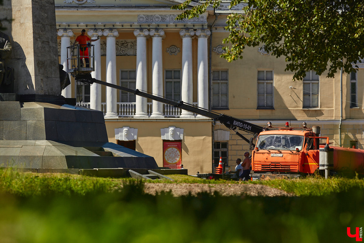 На Соборной площади отмыли от грязи монумент, открытый в 60-е годы в честь 850-летия Владимира. Процедура это традиционная, но наблюдать за ней всегда интересно. Специалисты поднялись наверх с помощью автовышки и щеткой прошлись по фигурам «трех лентяев».