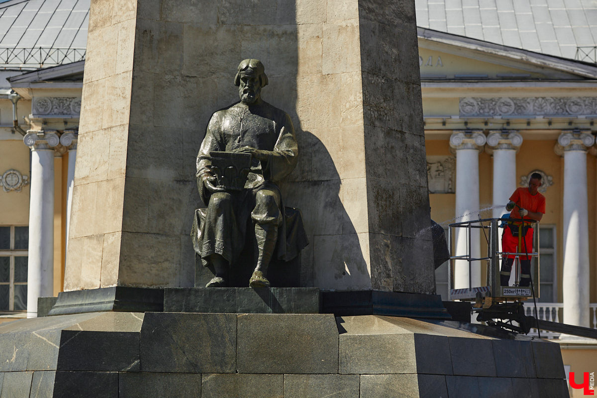 На Соборной площади отмыли от грязи монумент, открытый в 60-е годы в честь 850-летия Владимира. Процедура это традиционная, но наблюдать за ней всегда интересно. Специалисты поднялись наверх с помощью автовышки и щеткой прошлись по фигурам «трех лентяев».