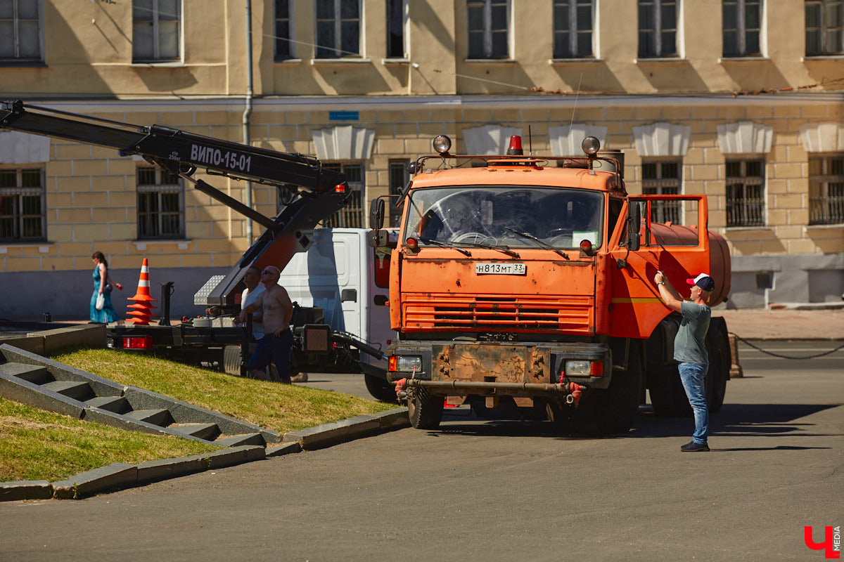На Соборной площади отмыли от грязи монумент, открытый в 60-е годы в честь 850-летия Владимира. Процедура это традиционная, но наблюдать за ней всегда интересно. Специалисты поднялись наверх с помощью автовышки и щеткой прошлись по фигурам «трех лентяев».