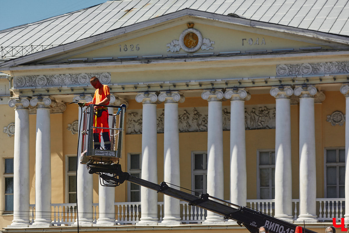 На Соборной площади отмыли от грязи монумент, открытый в 60-е годы в честь 850-летия Владимира. Процедура это традиционная, но наблюдать за ней всегда интересно. Специалисты поднялись наверх с помощью автовышки и щеткой прошлись по фигурам «трех лентяев».