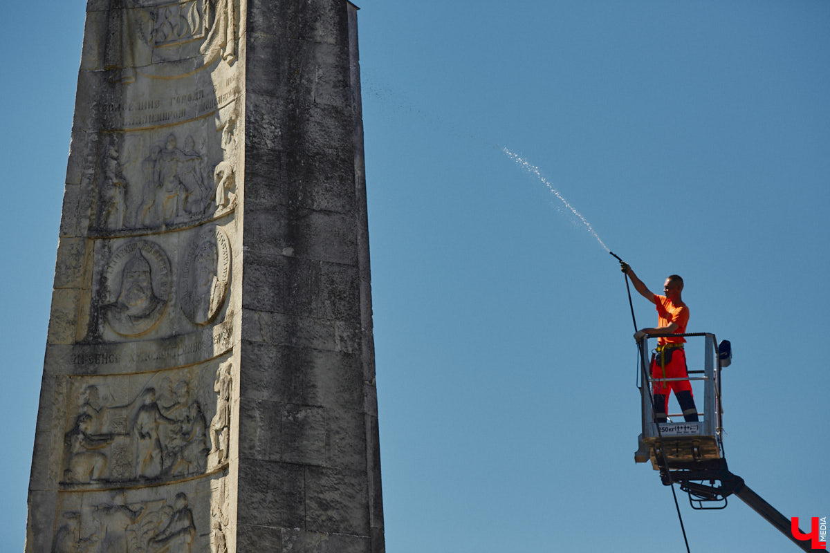На Соборной площади отмыли от грязи монумент, открытый в 60-е годы в честь 850-летия Владимира. Процедура это традиционная, но наблюдать за ней всегда интересно. Специалисты поднялись наверх с помощью автовышки и щеткой прошлись по фигурам «трех лентяев».