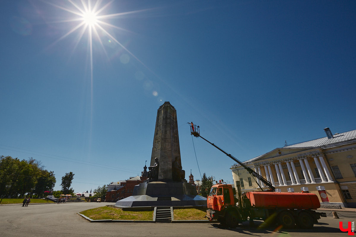 На Соборной площади отмыли от грязи монумент, открытый в 60-е годы в честь 850-летия Владимира. Процедура это традиционная, но наблюдать за ней всегда интересно. Специалисты поднялись наверх с помощью автовышки и щеткой прошлись по фигурам «трех лентяев».