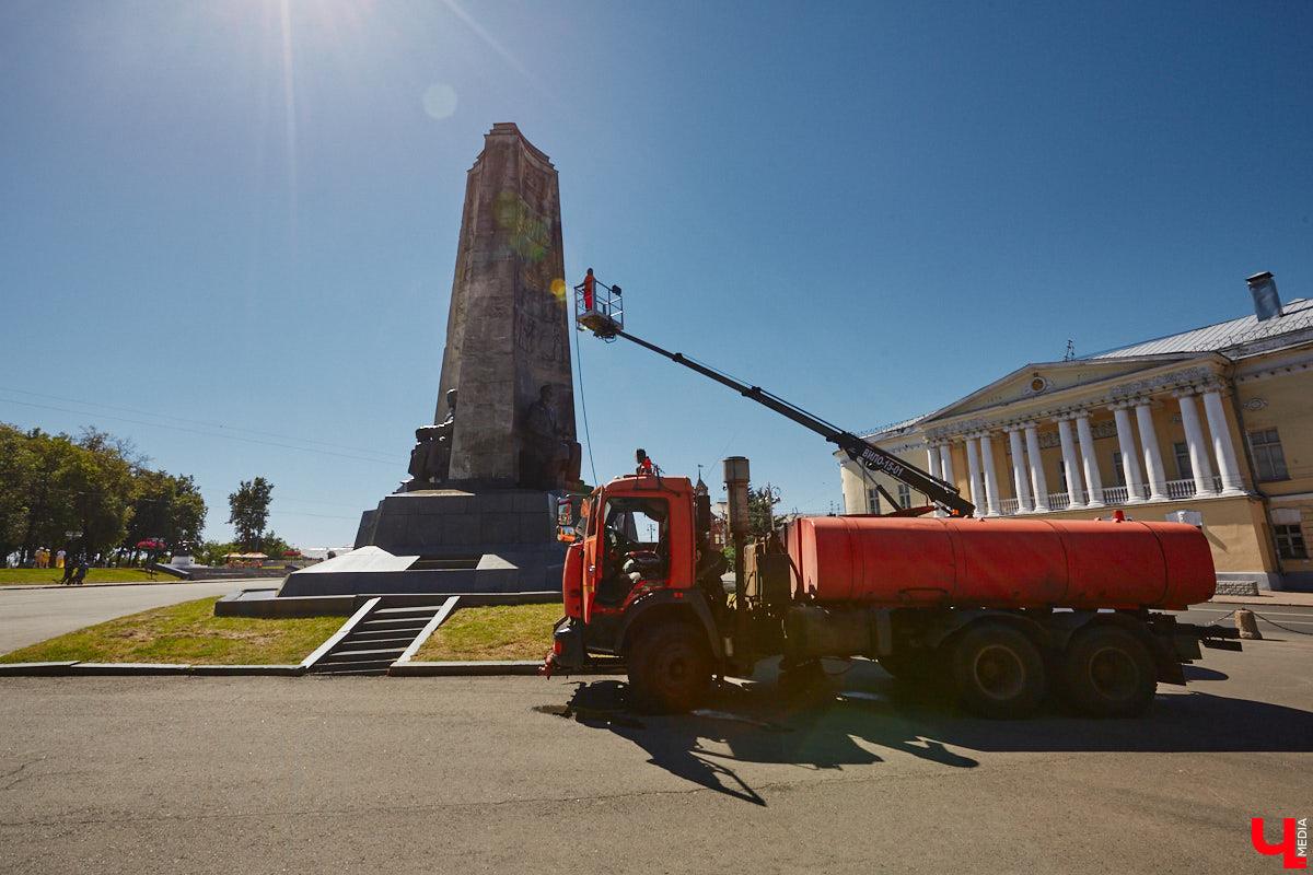 На Соборной площади отмыли от грязи монумент, открытый в 60-е годы в честь 850-летия Владимира. Процедура это традиционная, но наблюдать за ней всегда интересно. Специалисты поднялись наверх с помощью автовышки и щеткой прошлись по фигурам «трех лентяев».