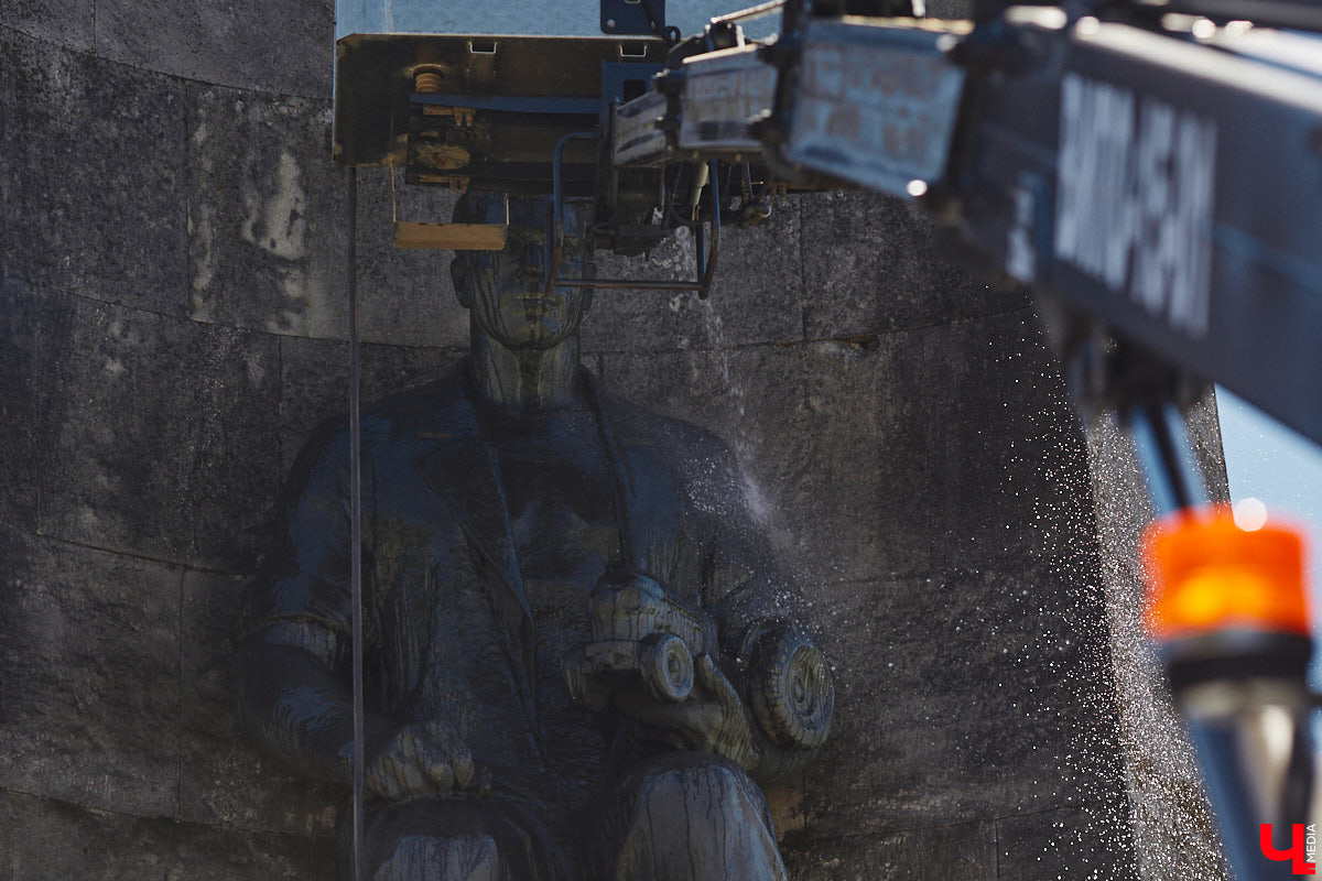 На Соборной площади отмыли от грязи монумент, открытый в 60-е годы в честь 850-летия Владимира. Процедура это традиционная, но наблюдать за ней всегда интересно. Специалисты поднялись наверх с помощью автовышки и щеткой прошлись по фигурам «трех лентяев».