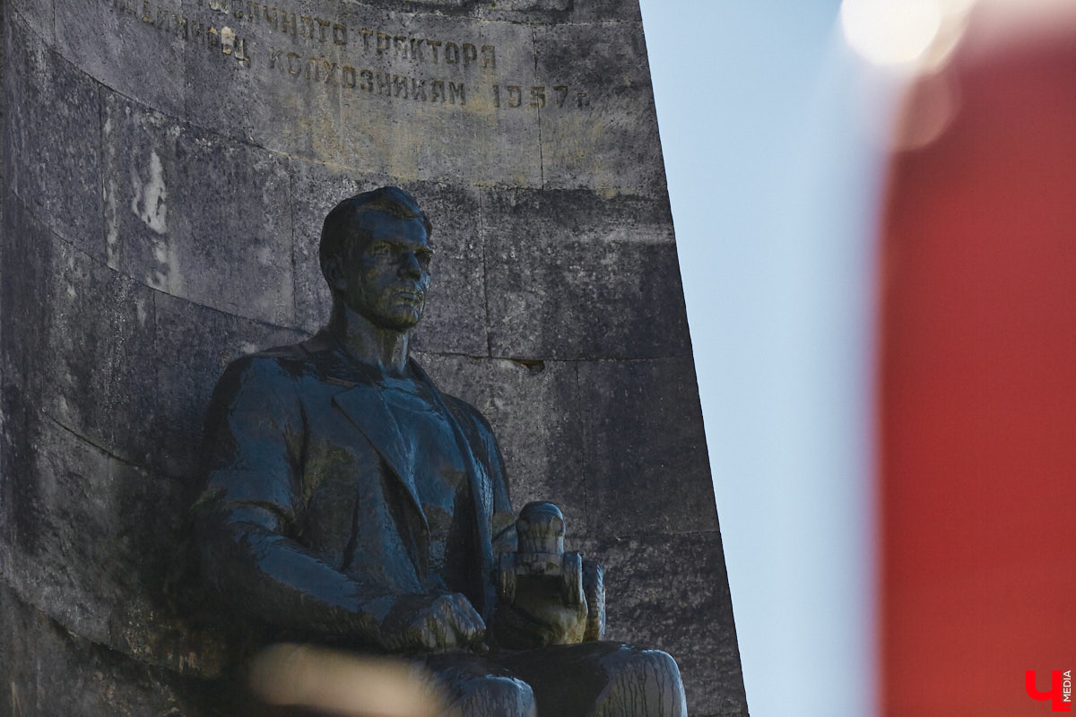 На Соборной площади отмыли от грязи монумент, открытый в 60-е годы в честь 850-летия Владимира. Процедура это традиционная, но наблюдать за ней всегда интересно. Специалисты поднялись наверх с помощью автовышки и щеткой прошлись по фигурам «трех лентяев».