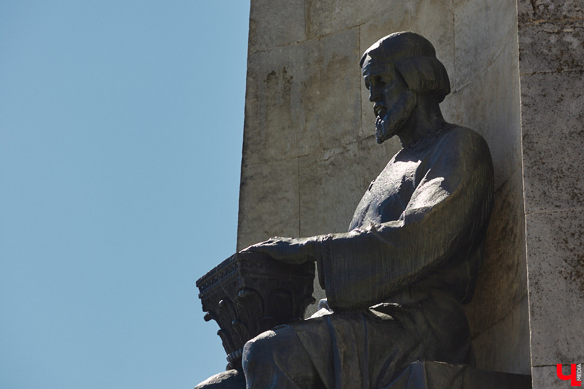 На Соборной площади отмыли от грязи монумент, открытый в 60-е годы в честь 850-летия Владимира. Процедура это традиционная, но наблюдать за ней всегда интересно. Специалисты поднялись наверх с помощью автовышки и щеткой прошлись по фигурам «трех лентяев».