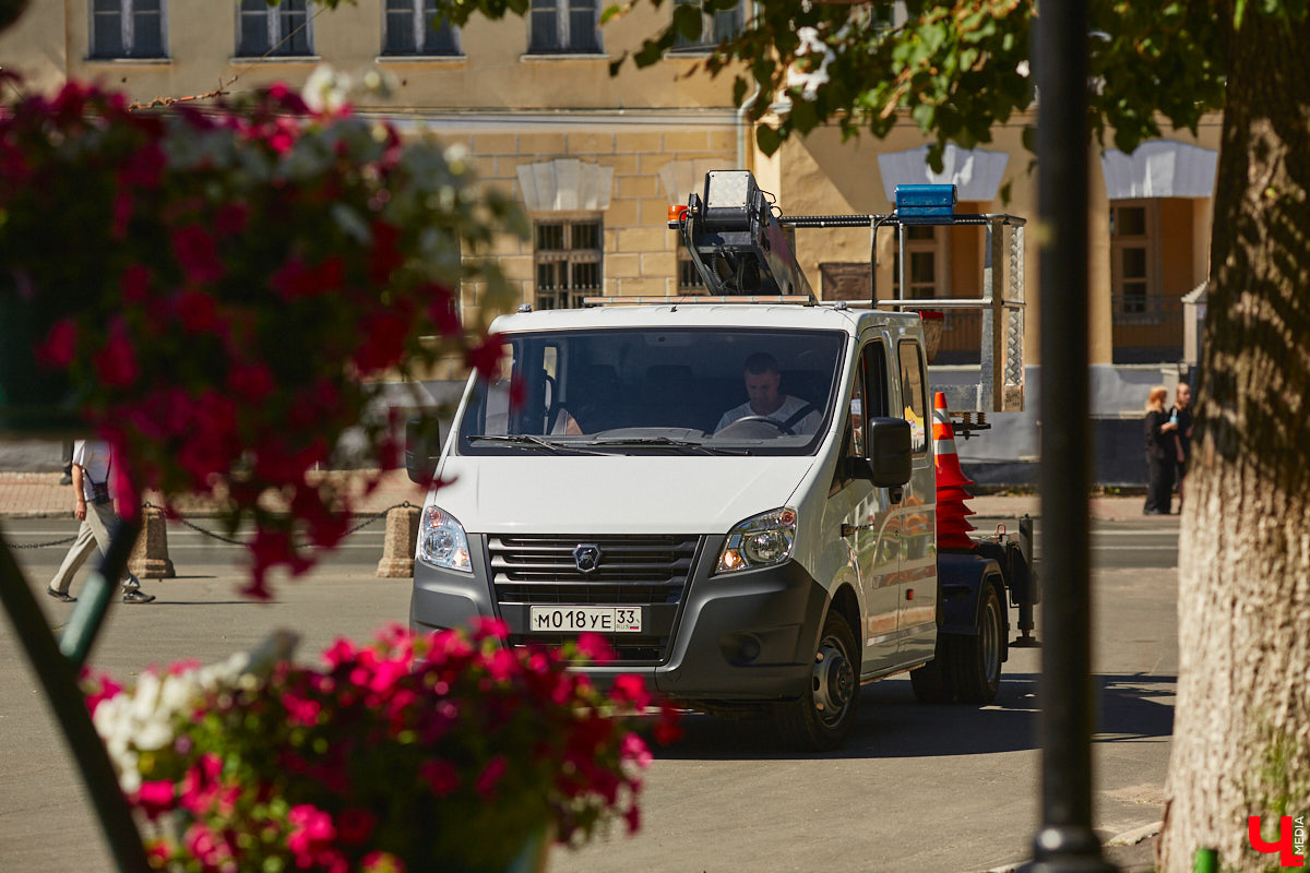 На Соборной площади отмыли от грязи монумент, открытый в 60-е годы в честь 850-летия Владимира. Процедура это традиционная, но наблюдать за ней всегда интересно. Специалисты поднялись наверх с помощью автовышки и щеткой прошлись по фигурам «трех лентяев».