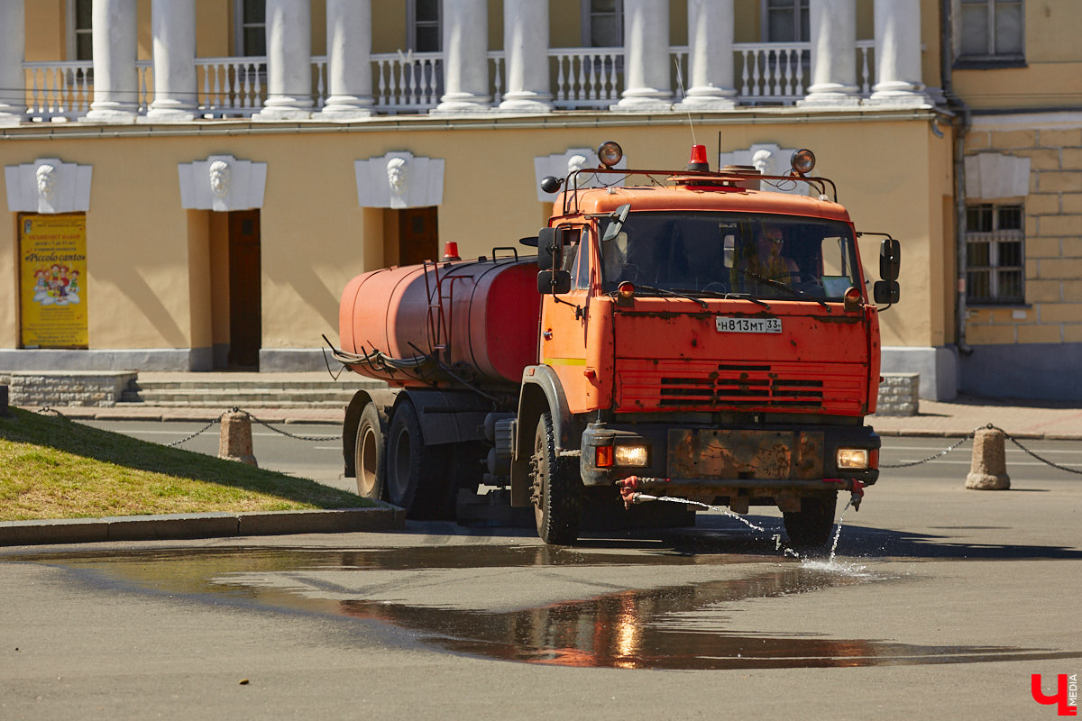На Соборной площади отмыли от грязи монумент, открытый в 60-е годы в честь 850-летия Владимира. Процедура это традиционная, но наблюдать за ней всегда интересно. Специалисты поднялись наверх с помощью автовышки и щеткой прошлись по фигурам «трех лентяев».