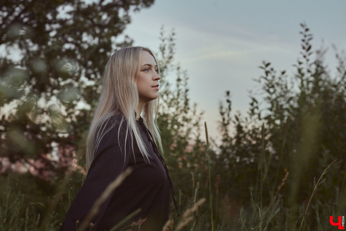 Лидер владимирской фолк-рок-команды «Агидель» Сергей напоминает стойкого оловянного солдатика: солистки могут уходить одна за другой, остальные музыканты — меняться чуть ли не на 90 процентов, но команда упорно продолжает свой путь. В процессе одаривая нас такими интересными работами, как новый альбом «Косами с гор. Сказание первое»