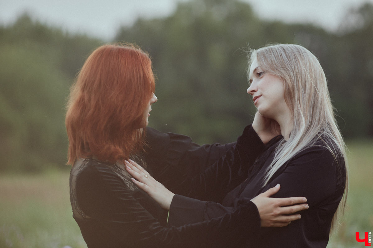 Лидер владимирской фолк-рок-команды «Агидель» Сергей напоминает стойкого оловянного солдатика: солистки могут уходить одна за другой, остальные музыканты — меняться чуть ли не на 90 процентов, но команда упорно продолжает свой путь. В процессе одаривая нас такими интересными работами, как новый альбом «Косами с гор. Сказание первое»