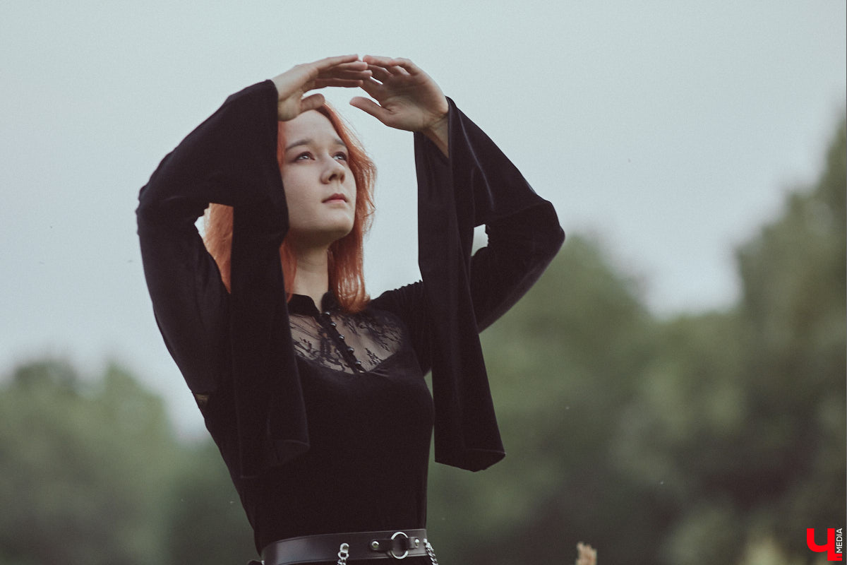 Лидер владимирской фолк-рок-команды «Агидель» Сергей напоминает стойкого оловянного солдатика: солистки могут уходить одна за другой, остальные музыканты — меняться чуть ли не на 90 процентов, но команда упорно продолжает свой путь. В процессе одаривая нас такими интересными работами, как новый альбом «Косами с гор. Сказание первое»