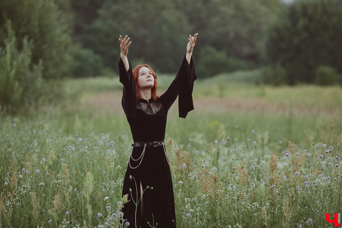 Лидер владимирской фолк-рок-команды «Агидель» Сергей напоминает стойкого оловянного солдатика: солистки могут уходить одна за другой, остальные музыканты — меняться чуть ли не на 90 процентов, но команда упорно продолжает свой путь. В процессе одаривая нас такими интересными работами, как новый альбом «Косами с гор. Сказание первое»