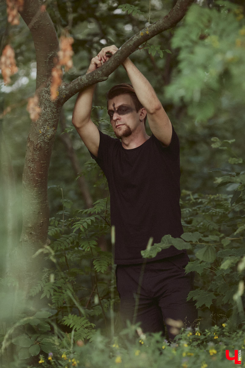 Лидер владимирской фолк-рок-команды «Агидель» Сергей напоминает стойкого оловянного солдатика: солистки могут уходить одна за другой, остальные музыканты — меняться чуть ли не на 90 процентов, но команда упорно продолжает свой путь. В процессе одаривая нас такими интересными работами, как новый альбом «Косами с гор. Сказание первое»