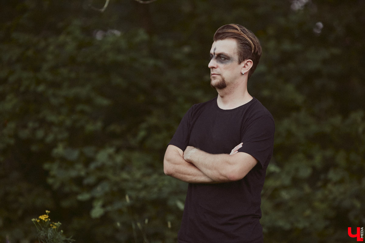 Лидер владимирской фолк-рок-команды «Агидель» Сергей напоминает стойкого оловянного солдатика: солистки могут уходить одна за другой, остальные музыканты — меняться чуть ли не на 90 процентов, но команда упорно продолжает свой путь. В процессе одаривая нас такими интересными работами, как новый альбом «Косами с гор. Сказание первое»