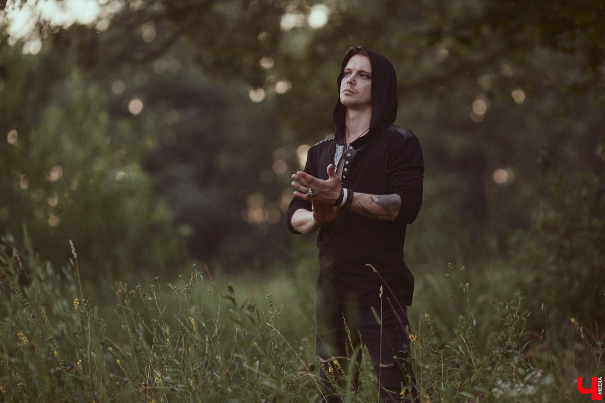 Лидер владимирской фолк-рок-команды «Агидель» Сергей напоминает стойкого оловянного солдатика: солистки могут уходить одна за другой, остальные музыканты — меняться чуть ли не на 90 процентов, но команда упорно продолжает свой путь. В процессе одаривая нас такими интересными работами, как новый альбом «Косами с гор. Сказание первое»