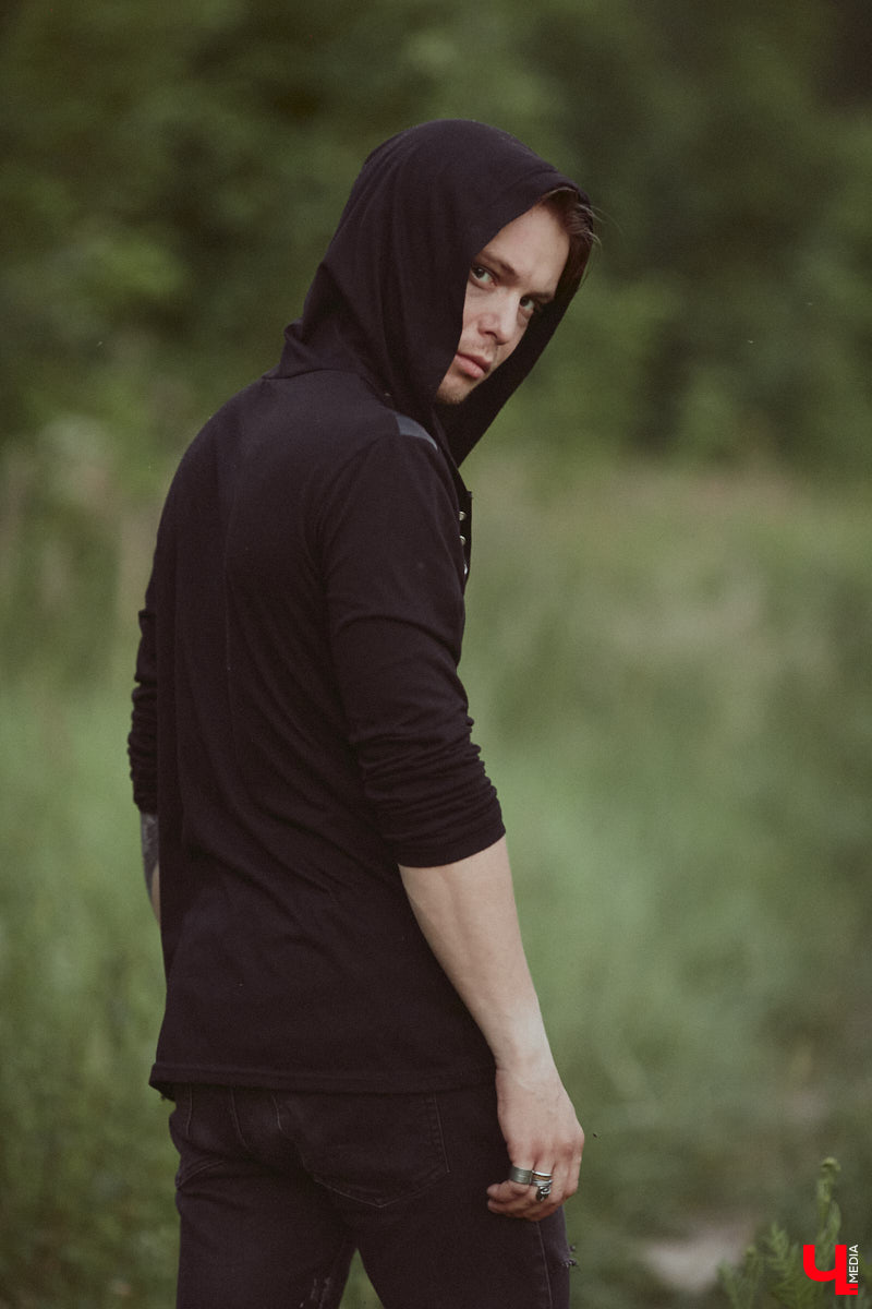 Лидер владимирской фолк-рок-команды «Агидель» Сергей напоминает стойкого оловянного солдатика: солистки могут уходить одна за другой, остальные музыканты — меняться чуть ли не на 90 процентов, но команда упорно продолжает свой путь. В процессе одаривая нас такими интересными работами, как новый альбом «Косами с гор. Сказание первое»