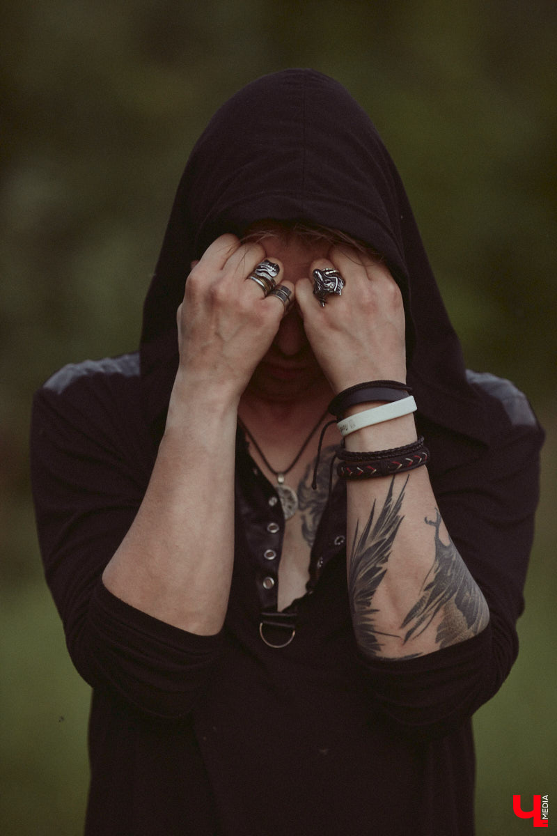 Лидер владимирской фолк-рок-команды «Агидель» Сергей напоминает стойкого оловянного солдатика: солистки могут уходить одна за другой, остальные музыканты — меняться чуть ли не на 90 процентов, но команда упорно продолжает свой путь. В процессе одаривая нас такими интересными работами, как новый альбом «Косами с гор. Сказание первое»