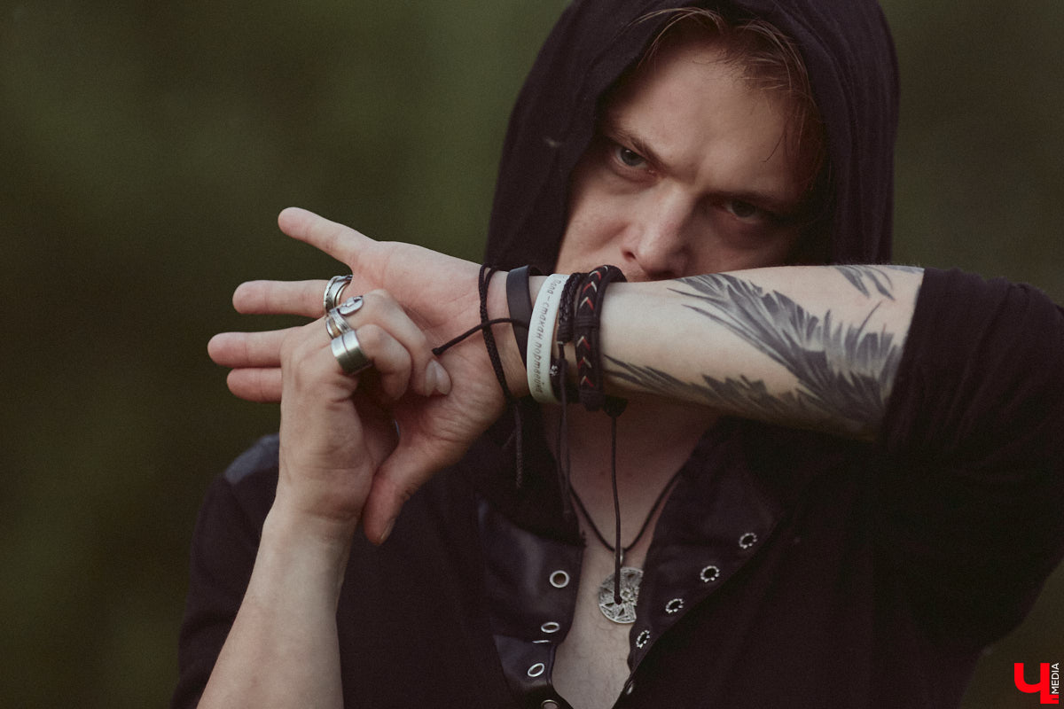 Лидер владимирской фолк-рок-команды «Агидель» Сергей напоминает стойкого оловянного солдатика: солистки могут уходить одна за другой, остальные музыканты — меняться чуть ли не на 90 процентов, но команда упорно продолжает свой путь. В процессе одаривая нас такими интересными работами, как новый альбом «Косами с гор. Сказание первое»