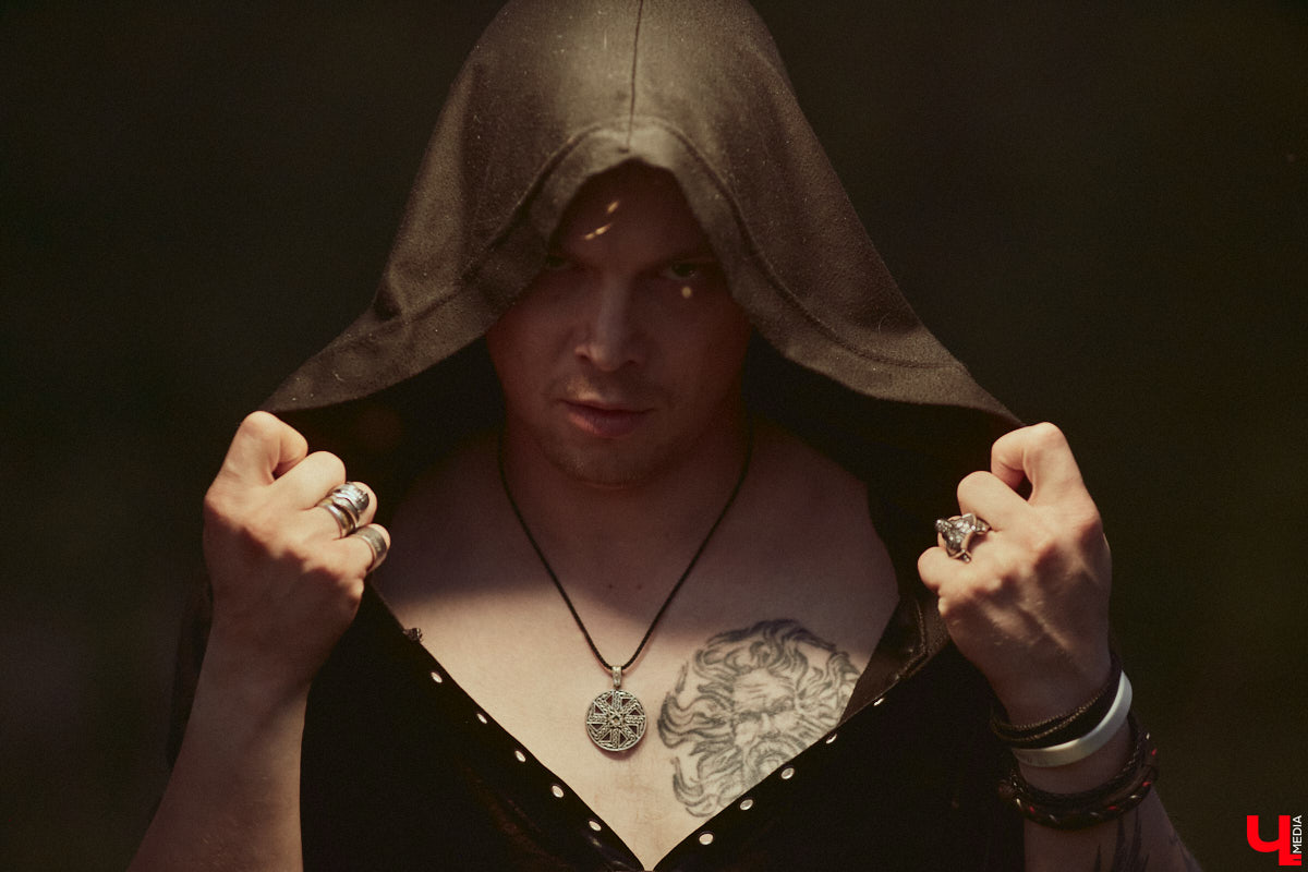 Лидер владимирской фолк-рок-команды «Агидель» Сергей напоминает стойкого оловянного солдатика: солистки могут уходить одна за другой, остальные музыканты — меняться чуть ли не на 90 процентов, но команда упорно продолжает свой путь. В процессе одаривая нас такими интересными работами, как новый альбом «Косами с гор. Сказание первое»