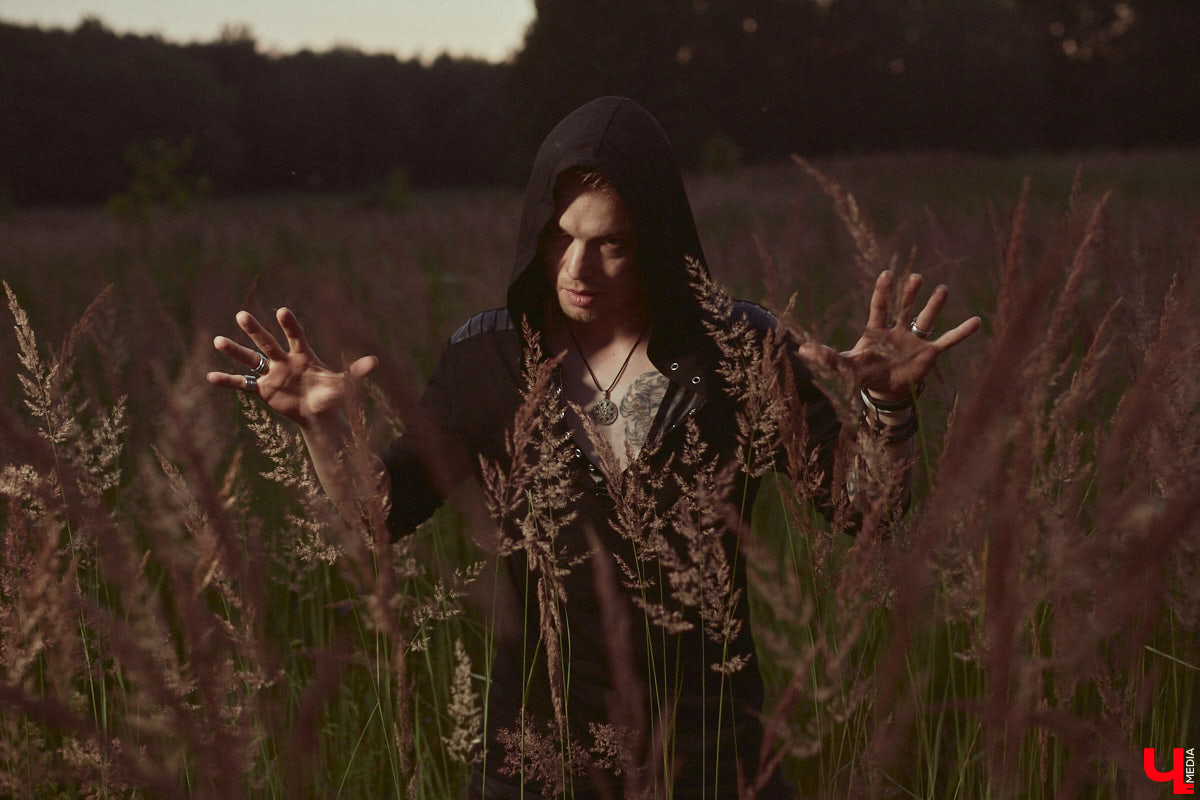 Лидер владимирской фолк-рок-команды «Агидель» Сергей напоминает стойкого оловянного солдатика: солистки могут уходить одна за другой, остальные музыканты — меняться чуть ли не на 90 процентов, но команда упорно продолжает свой путь. В процессе одаривая нас такими интересными работами, как новый альбом «Косами с гор. Сказание первое»