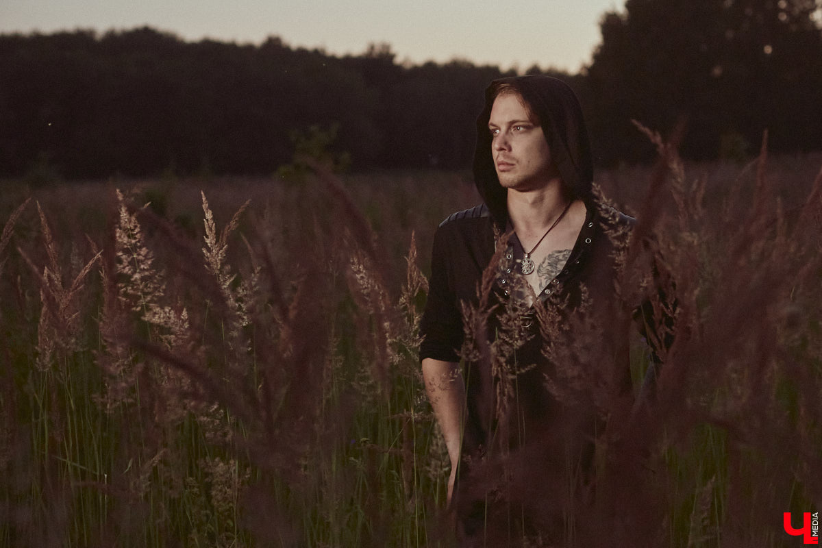 Лидер владимирской фолк-рок-команды «Агидель» Сергей напоминает стойкого оловянного солдатика: солистки могут уходить одна за другой, остальные музыканты — меняться чуть ли не на 90 процентов, но команда упорно продолжает свой путь. В процессе одаривая нас такими интересными работами, как новый альбом «Косами с гор. Сказание первое»