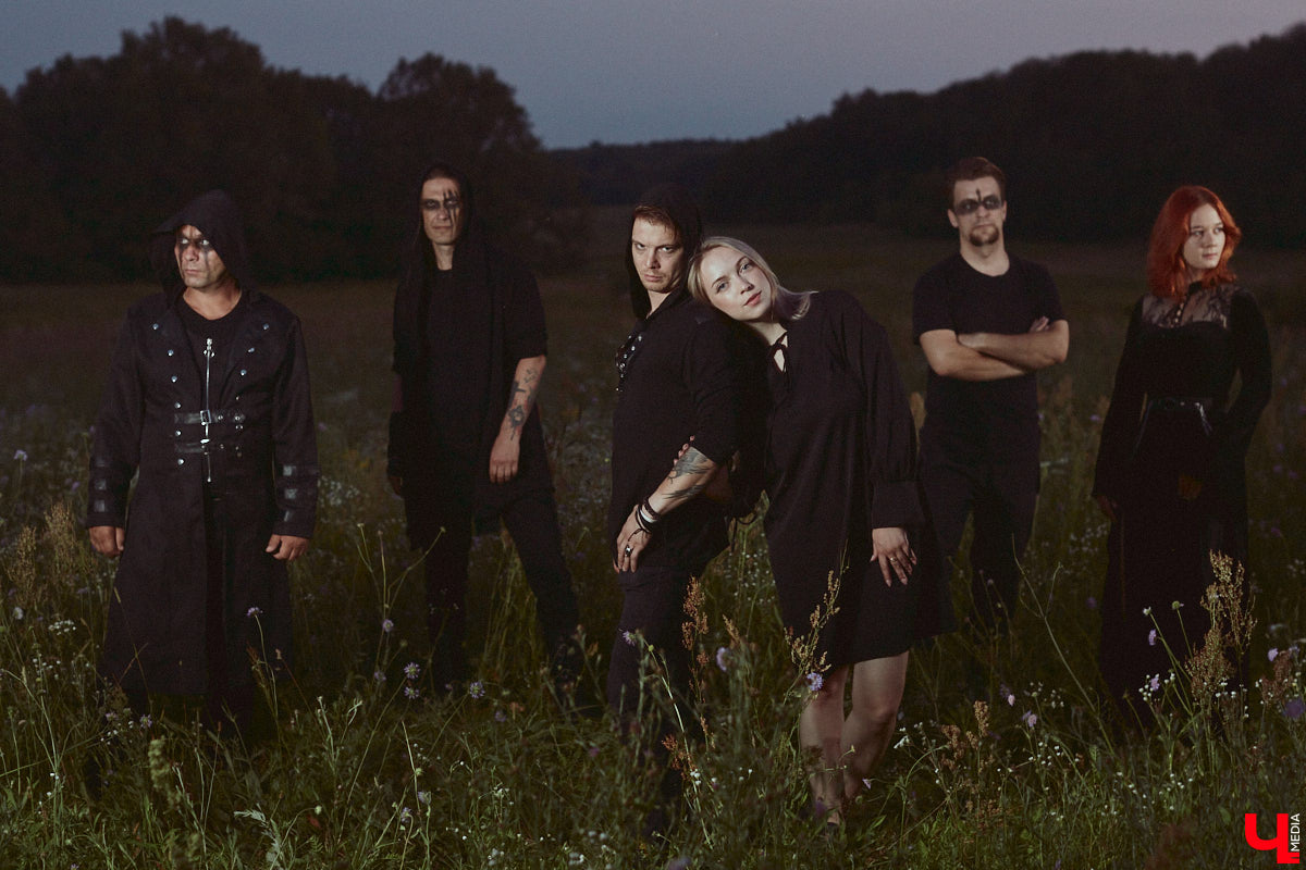 Лидер владимирской фолк-рок-команды «Агидель» Сергей напоминает стойкого оловянного солдатика: солистки могут уходить одна за другой, остальные музыканты — меняться чуть ли не на 90 процентов, но команда упорно продолжает свой путь. В процессе одаривая нас такими интересными работами, как новый альбом «Косами с гор. Сказание первое»