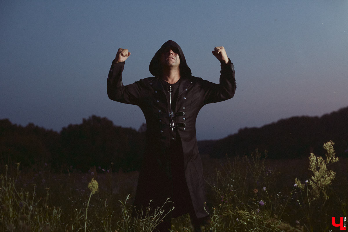 Лидер владимирской фолк-рок-команды «Агидель» Сергей напоминает стойкого оловянного солдатика: солистки могут уходить одна за другой, остальные музыканты — меняться чуть ли не на 90 процентов, но команда упорно продолжает свой путь. В процессе одаривая нас такими интересными работами, как новый альбом «Косами с гор. Сказание первое»