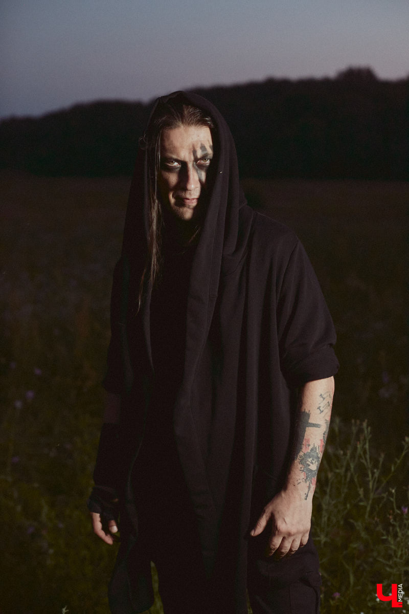 Лидер владимирской фолк-рок-команды «Агидель» Сергей напоминает стойкого оловянного солдатика: солистки могут уходить одна за другой, остальные музыканты — меняться чуть ли не на 90 процентов, но команда упорно продолжает свой путь. В процессе одаривая нас такими интересными работами, как новый альбом «Косами с гор. Сказание первое»