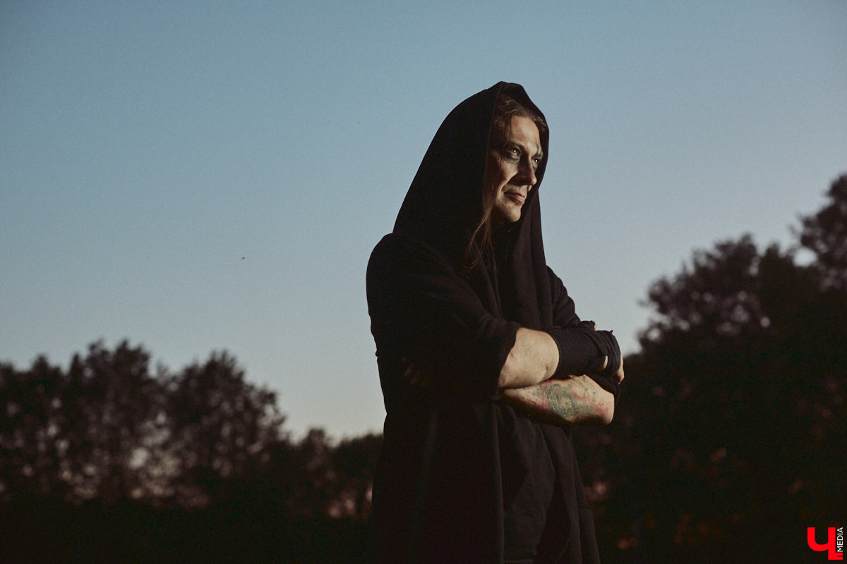 Лидер владимирской фолк-рок-команды «Агидель» Сергей напоминает стойкого оловянного солдатика: солистки могут уходить одна за другой, остальные музыканты — меняться чуть ли не на 90 процентов, но команда упорно продолжает свой путь. В процессе одаривая нас такими интересными работами, как новый альбом «Косами с гор. Сказание первое»