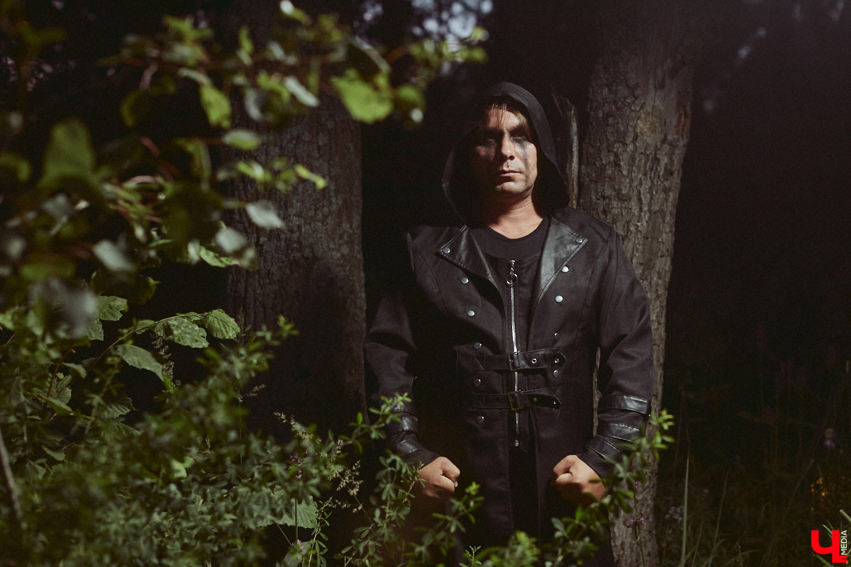 Лидер владимирской фолк-рок-команды «Агидель» Сергей напоминает стойкого оловянного солдатика: солистки могут уходить одна за другой, остальные музыканты — меняться чуть ли не на 90 процентов, но команда упорно продолжает свой путь. В процессе одаривая нас такими интересными работами, как новый альбом «Косами с гор. Сказание первое»