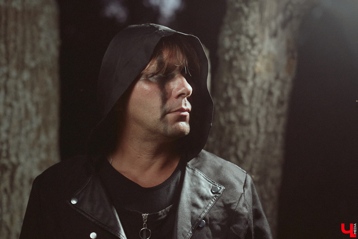 Лидер владимирской фолк-рок-команды «Агидель» Сергей напоминает стойкого оловянного солдатика: солистки могут уходить одна за другой, остальные музыканты — меняться чуть ли не на 90 процентов, но команда упорно продолжает свой путь. В процессе одаривая нас такими интересными работами, как новый альбом «Косами с гор. Сказание первое»