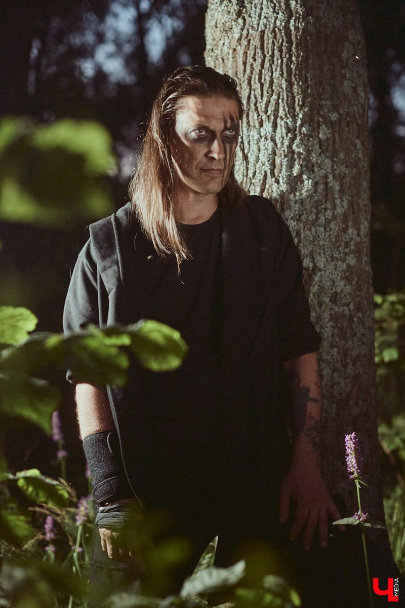 Лидер владимирской фолк-рок-команды «Агидель» Сергей напоминает стойкого оловянного солдатика: солистки могут уходить одна за другой, остальные музыканты — меняться чуть ли не на 90 процентов, но команда упорно продолжает свой путь. В процессе одаривая нас такими интересными работами, как новый альбом «Косами с гор. Сказание первое»