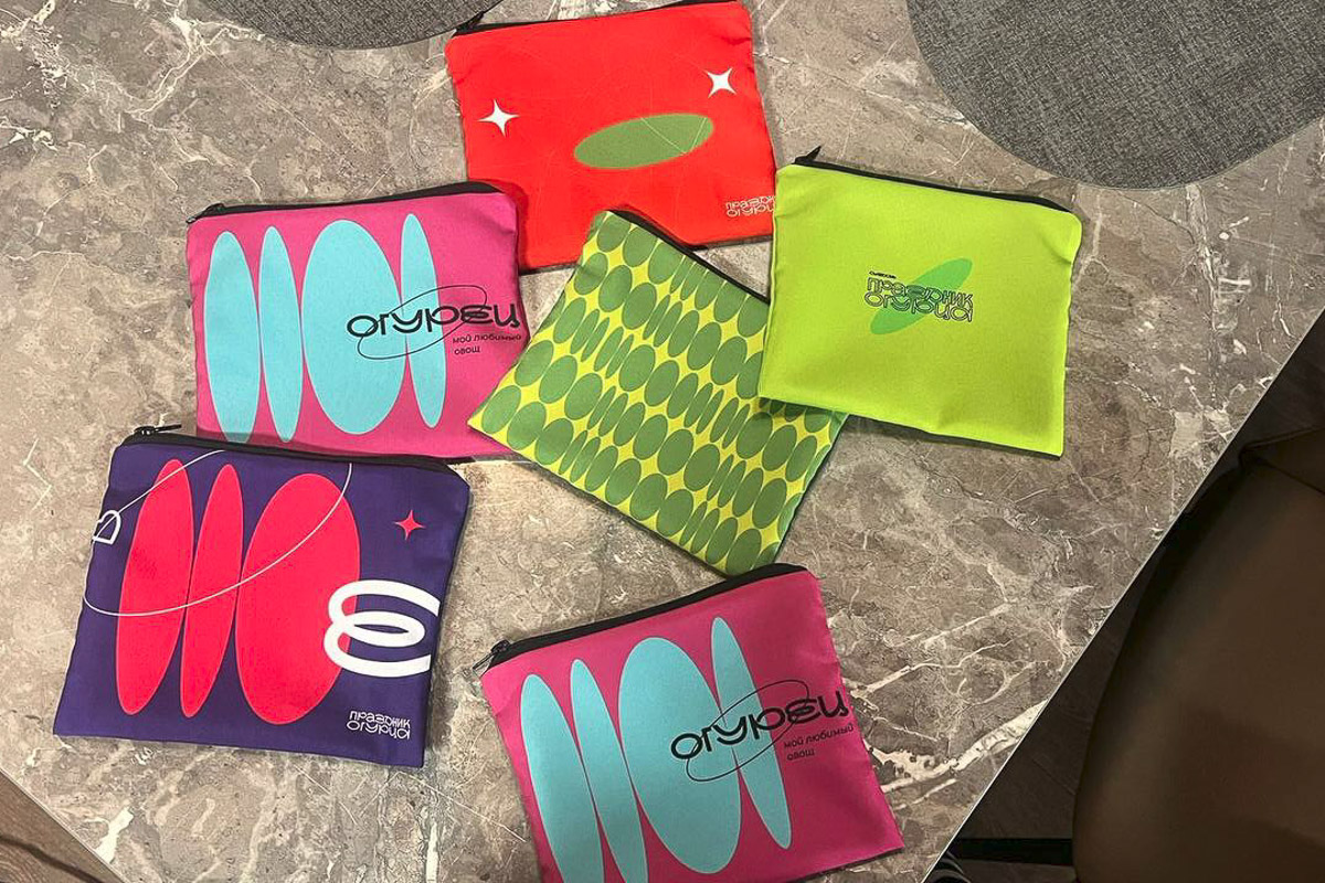 Праздник огурца в Суздале проводится уже много лет. Он всегда считался семейным событием, в чем-то даже консервативным, но в этом году наметился серьезный прорыв. Предвестником модной эволюции стал новый мерч, который представил Владимиро-Суздальский музей-заповедник. В лимитированную коллекцию вошли самые стильные вещи для огородников-инфлюенсеров