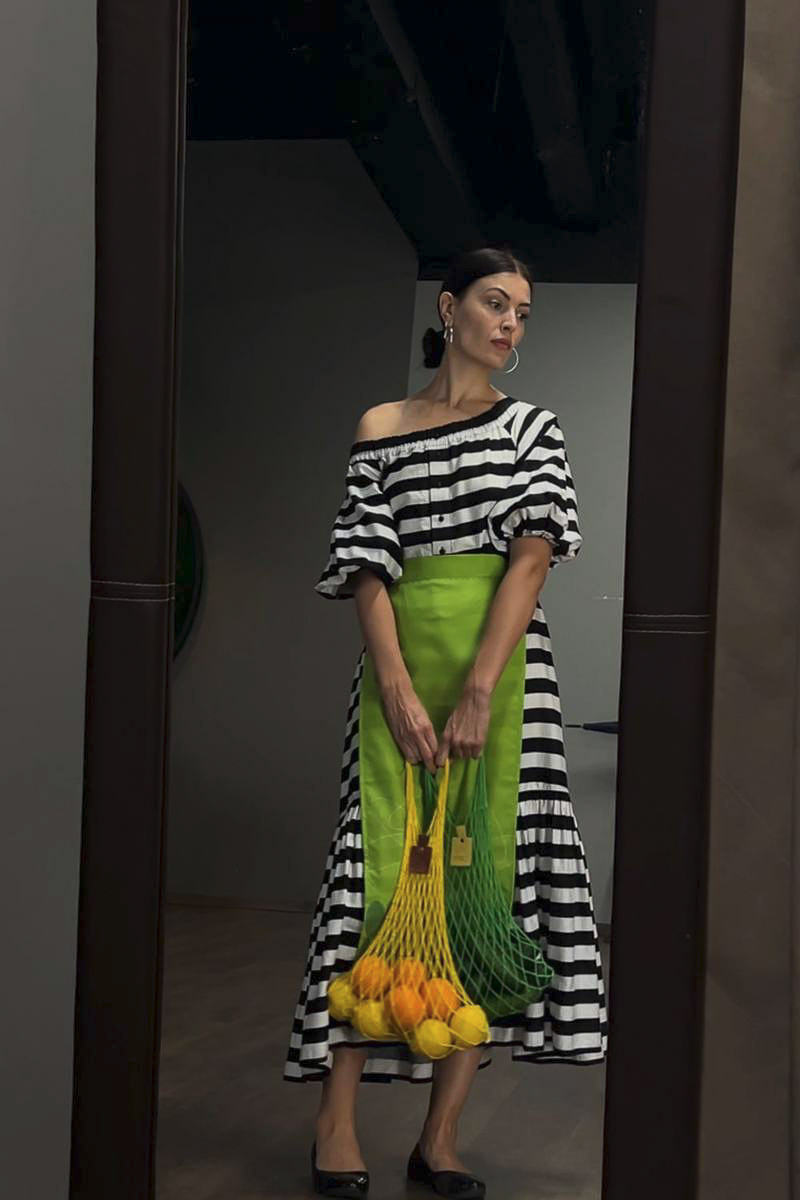 Праздник огурца в Суздале проводится уже много лет. Он всегда считался семейным событием, в чем-то даже консервативным, но в этом году наметился серьезный прорыв. Предвестником модной эволюции стал новый мерч, который представил Владимиро-Суздальский музей-заповедник. В лимитированную коллекцию вошли самые стильные вещи для огородников-инфлюенсеров