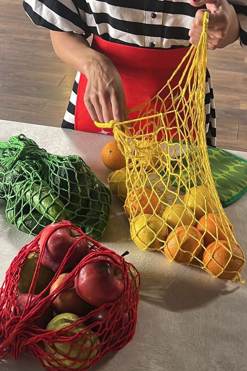 Праздник огурца в Суздале проводится уже много лет. Он всегда считался семейным событием, в чем-то даже консервативным, но в этом году наметился серьезный прорыв. Предвестником модной эволюции стал новый мерч, который представил Владимиро-Суздальский музей-заповедник. В лимитированную коллекцию вошли самые стильные вещи для огородников-инфлюенсеров