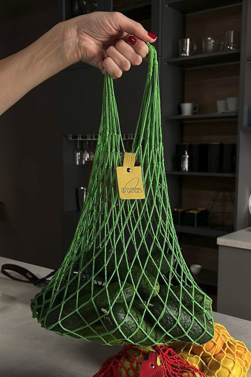 Праздник огурца в Суздале проводится уже много лет. Он всегда считался семейным событием, в чем-то даже консервативным, но в этом году наметился серьезный прорыв. Предвестником модной эволюции стал новый мерч, который представил Владимиро-Суздальский музей-заповедник. В лимитированную коллекцию вошли самые стильные вещи для огородников-инфлюенсеров