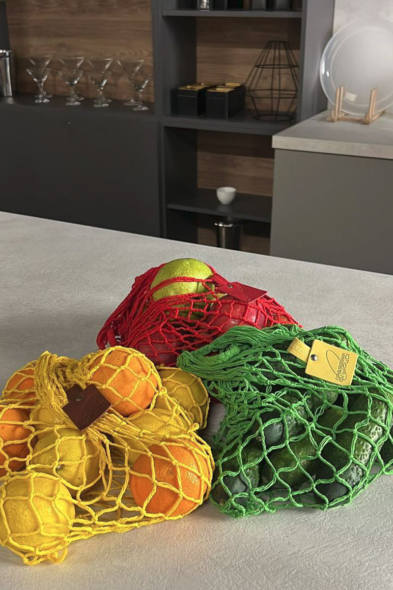 Праздник огурца в Суздале проводится уже много лет. Он всегда считался семейным событием, в чем-то даже консервативным, но в этом году наметился серьезный прорыв. Предвестником модной эволюции стал новый мерч, который представил Владимиро-Суздальский музей-заповедник. В лимитированную коллекцию вошли самые стильные вещи для огородников-инфлюенсеров