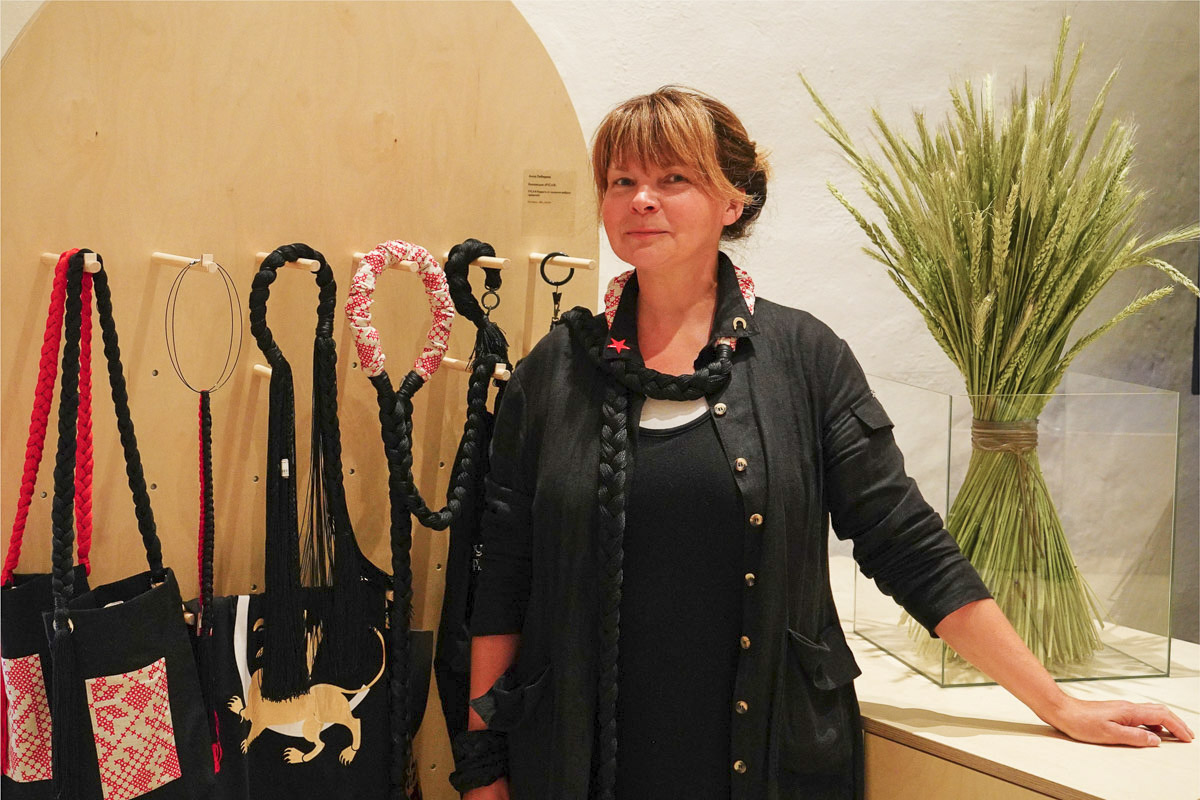 Праздник огурца в Суздале проводится уже много лет. Он всегда считался семейным событием, в чем-то даже консервативным, но в этом году наметился серьезный прорыв. Предвестником модной эволюции стал новый мерч, который представил Владимиро-Суздальский музей-заповедник. В лимитированную коллекцию вошли самые стильные вещи для огородников-инфлюенсеров