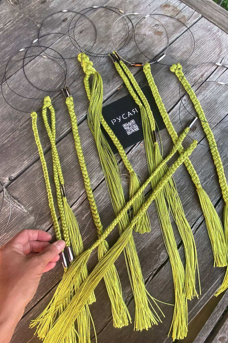 Праздник огурца в Суздале проводится уже много лет. Он всегда считался семейным событием, в чем-то даже консервативным, но в этом году наметился серьезный прорыв. Предвестником модной эволюции стал новый мерч, который представил Владимиро-Суздальский музей-заповедник. В лимитированную коллекцию вошли самые стильные вещи для огородников-инфлюенсеров