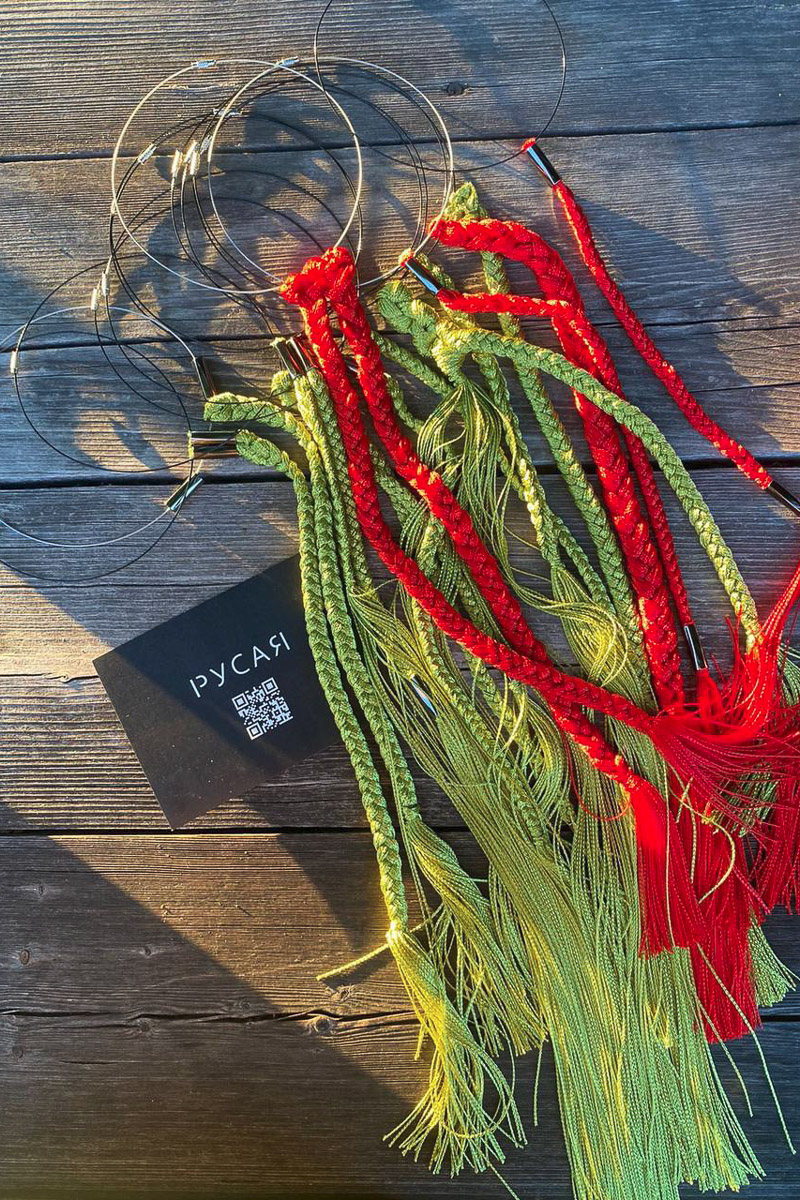 Праздник огурца в Суздале проводится уже много лет. Он всегда считался семейным событием, в чем-то даже консервативным, но в этом году наметился серьезный прорыв. Предвестником модной эволюции стал новый мерч, который представил Владимиро-Суздальский музей-заповедник. В лимитированную коллекцию вошли самые стильные вещи для огородников-инфлюенсеров