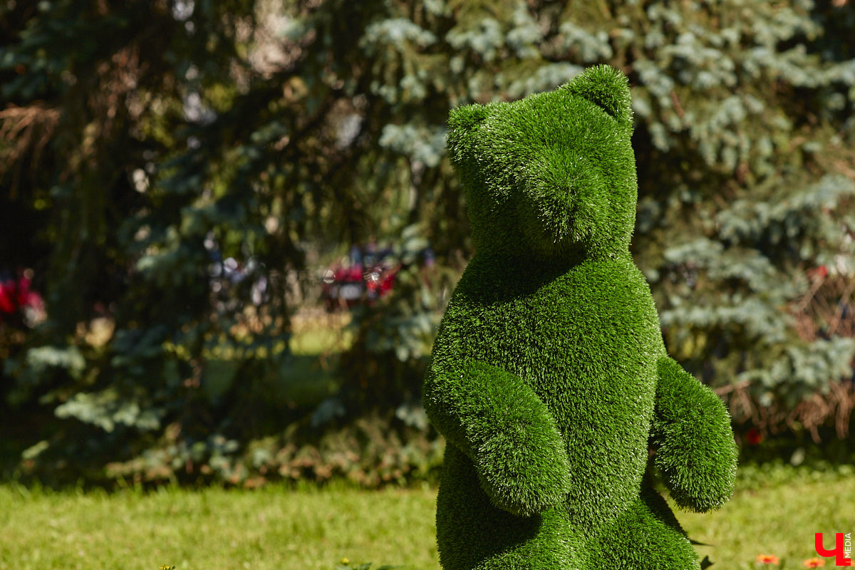 Во Владимире продолжаются работы по озеленению города. Всего планируется высадить около полумиллиона цветов и установить несколько новых топиарных композиций. «Ключ-Медиа» собрал все, что уже украшает областную столицу, в один фоторепортаж, дабы начать трудовую неделю с красоты!