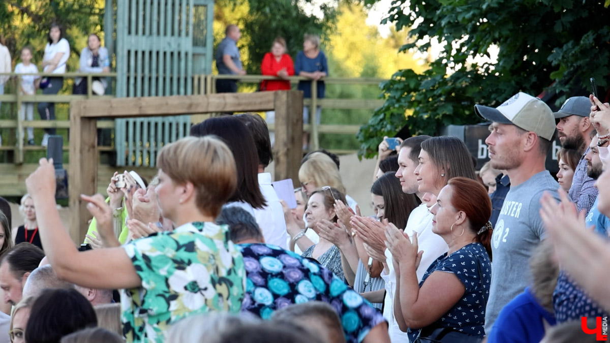 На праздничном юбилее города-музея выступят Дима Билан и Пелагея, а вести мероприятие в Суздале доверили Вячеславу Макарову. Он уже открывал торжества, когда город был новогодней столицей России. Звездных гостей ждут 10 августа. Концерт стартует в полдень и продлится до позднего вечера.