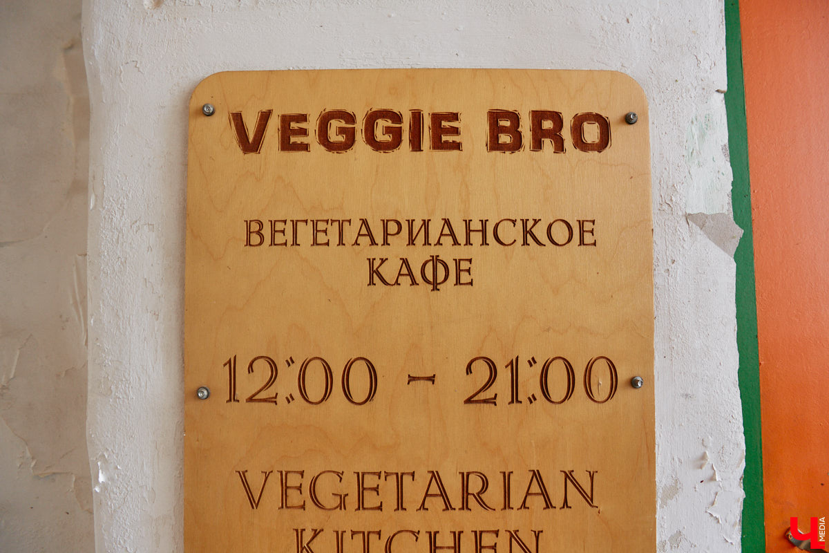 Одни вывески на заведениях Владимира проносятся перед глазами так же, как картинки за окном поезда, другие врезаются в память, как вид на перроне во время длительной остановки. С некоторыми проектами очень тяжело прощаться, но приходится. Какие городские локации в зоне риска, а каким уже ищут замену — читайте в нашем обзоре.