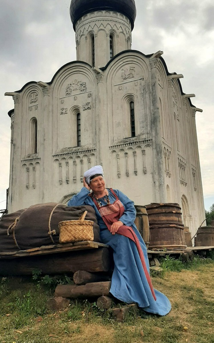 Такую атмосферу секретности вокруг своей работы во Владимирской области киностудии еще не создавали. О новом проекте компании «Москино» и телеканала «Россия 1» про князя Андрея Боголюбского неизвестно практически ничего, даже исполнители главных ролей. С актерами массовки подписали документы о неразглашении с достаточно суровыми условиями. Но в эпоху соцсетей мы можем хоть одним глазком увидеть, что же происходит на съемочной площадке. Поехали!