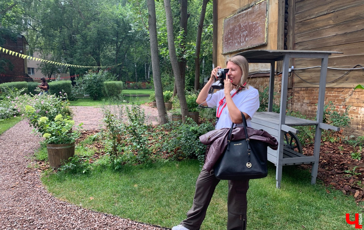 Нижний Новгород — идеальное место для путешествия выходного дня. Мы предлагаем отправиться в Заповедные кварталы — своеобразный музей под открытым небом. В границах улиц Новой, Короленко, Славянской, Студеной находятся 28 исторических деревянных домов. Здесь когда-то жили писатели Максим Горький и Владимир Короленко, бывали Антон Чехов и Владимир Немирович-Данченко, а Федор Шаляпин распевался прямо с балкона одного из них.